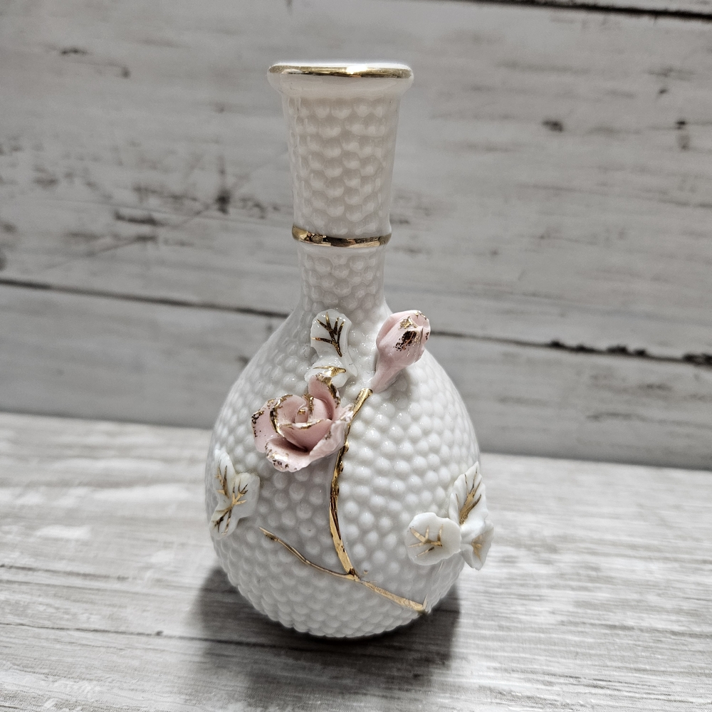 Vintage Mini Porcelain Bud Vase Hobnail 3D Rose Flowers Gold Trim Made In Japan